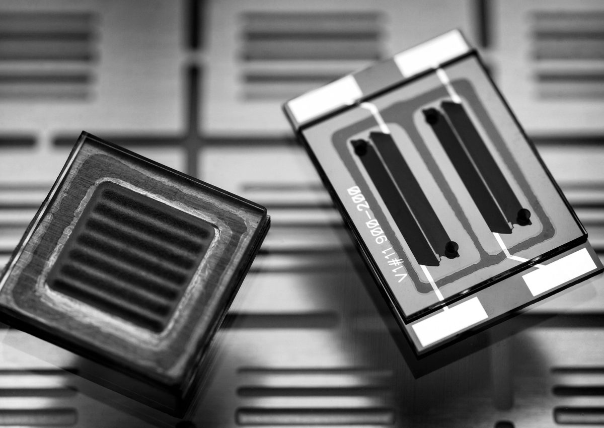 Fuel-cell test devices on a bench